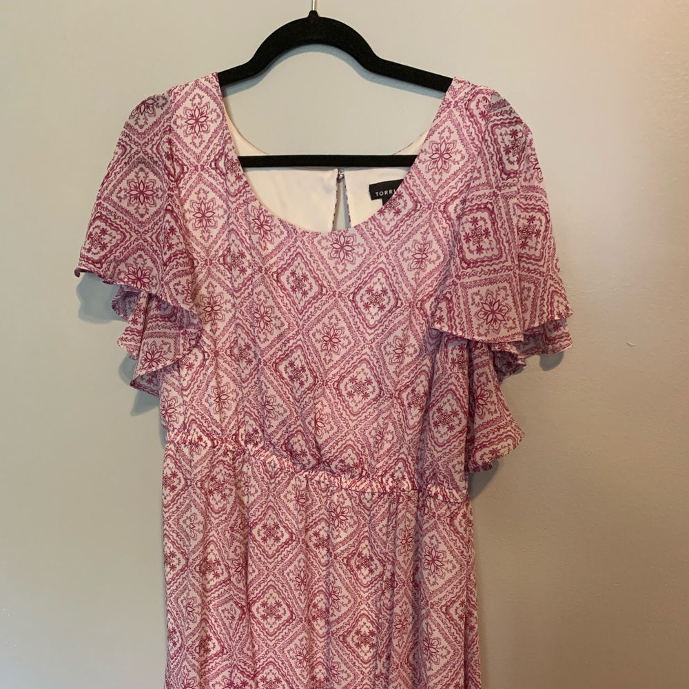 Torrid Pink and white patterned dress w/ flutter sleeves and keyhole back